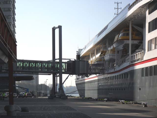 Cruiseschip ms Braemar van Fred Olsen aan de Cruise Terminal Rotterdam